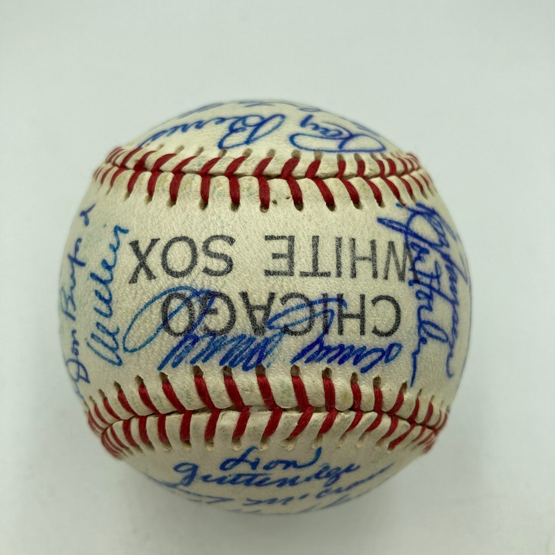 1964 Chicago White Sox Team Signed Baseball with Beckett COA: 1964 Chicago White Sox Team Signed Baseball with Beckett COA This is a remarkable original 1964 Chicago White Sox team signed baseball featuring notable signatures including Minnie Minoso and Hoyt Wil
