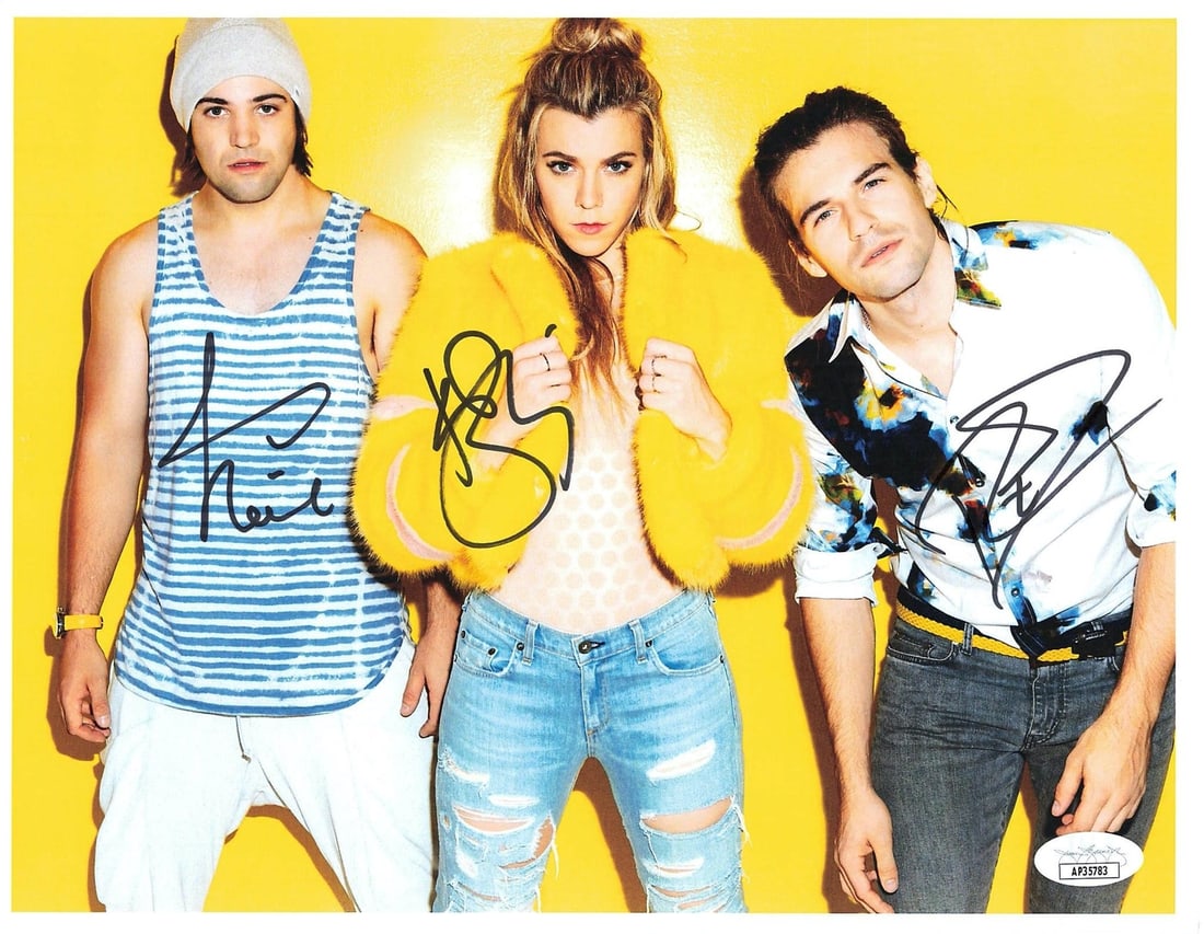 Kimberly Reid Neil Perry Signed 8x10 Photo JSA Authenticated: Kimberly Reid Neil Perry Signed 8x10 Photo JSA Authenticated This professionally printed 8x10 photograph features the signatures of Kimberly Perry, Reid Perry, and Neil Perry. The autographs have been