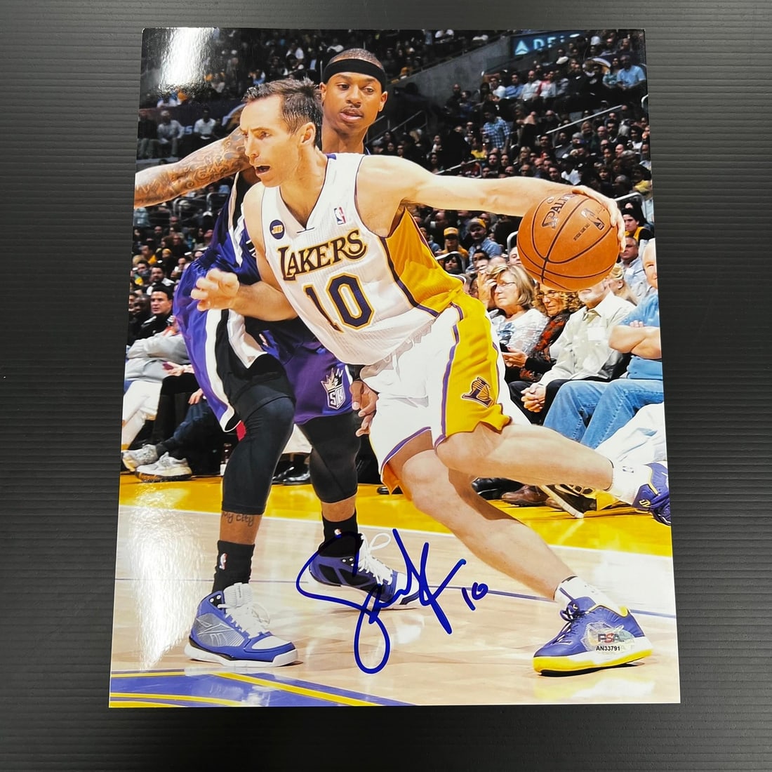 Steve Nash Autographed 11x14 Photo PSA/DNA Los Angeles Lakers: Steve Nash Autographed 11x14 Photo PSA/DNA Los Angeles Lakers This is an original 11x14 photograph featuring Steve Nash, signed during his tenure with the Los Angeles Lakers. The autograph has been au