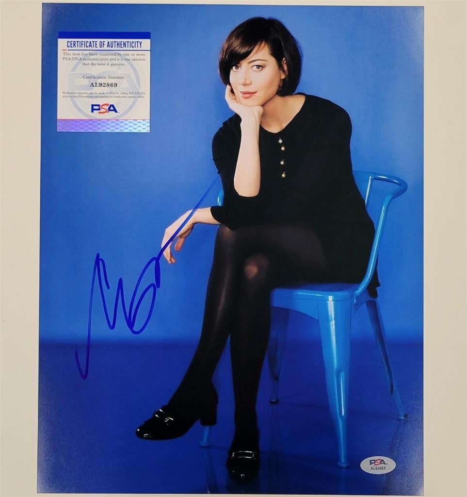 Aubrey Plaza 11x14 Signed Photo PSA/DNA Autograph Parks and Rec: Aubrey Plaza 11x14 Signed Photo PSA/DNA Autograph Parks and Rec This stunning 11x14 photograph features actress Aubrey Plaza, known for her role in "Parks and Rec." The photograph is an original piece
