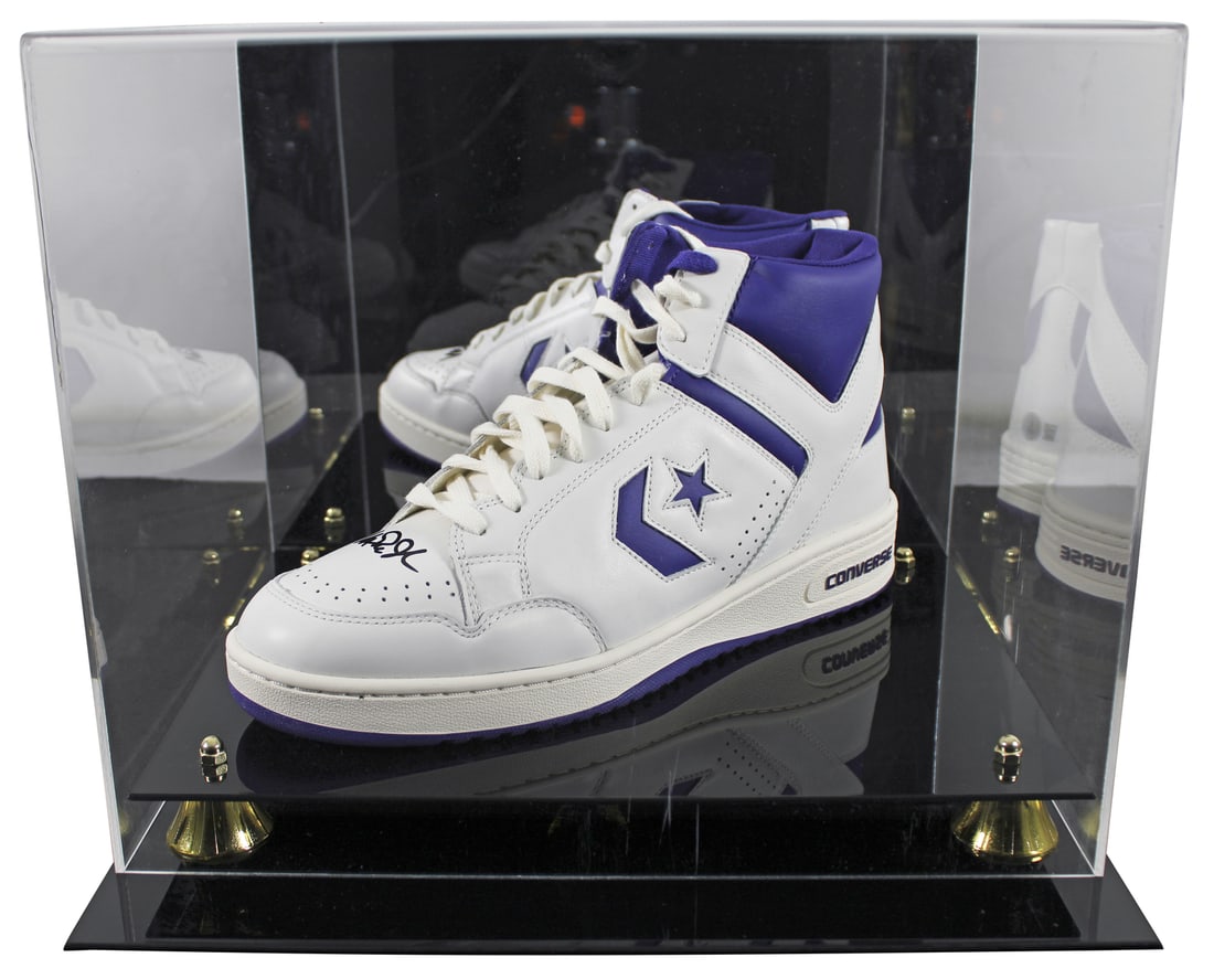 Magic Johnson Signed Converse Weapon Shoe with Display Case Beckett Authenticated (1 of 9)
