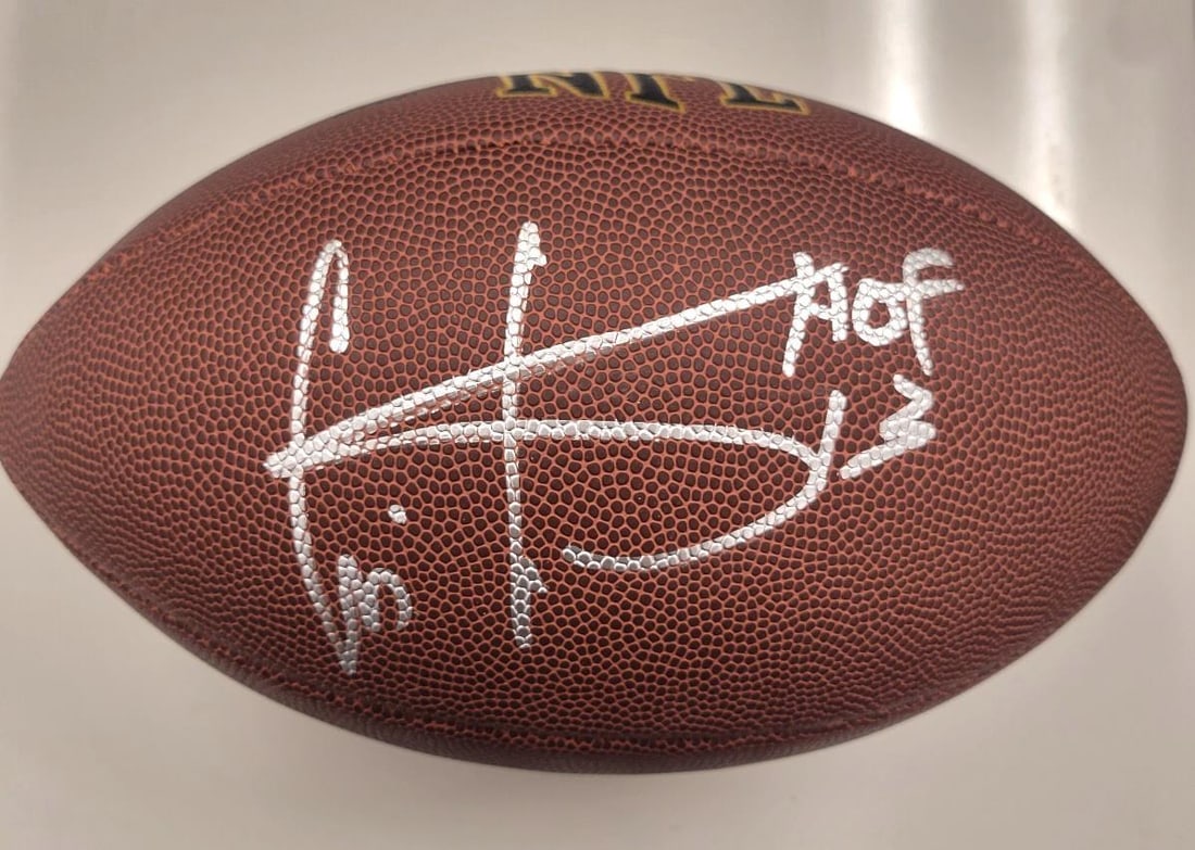 Cris Carter HOF Signed Football Minnesota Vikings Beckett Authentication: Cris Carter HOF Signed Football Minnesota Vikings Beckett Authentication This official NFL football features the autograph of Cris Carter, a legendary player known for his time with the Minnesota Viki
