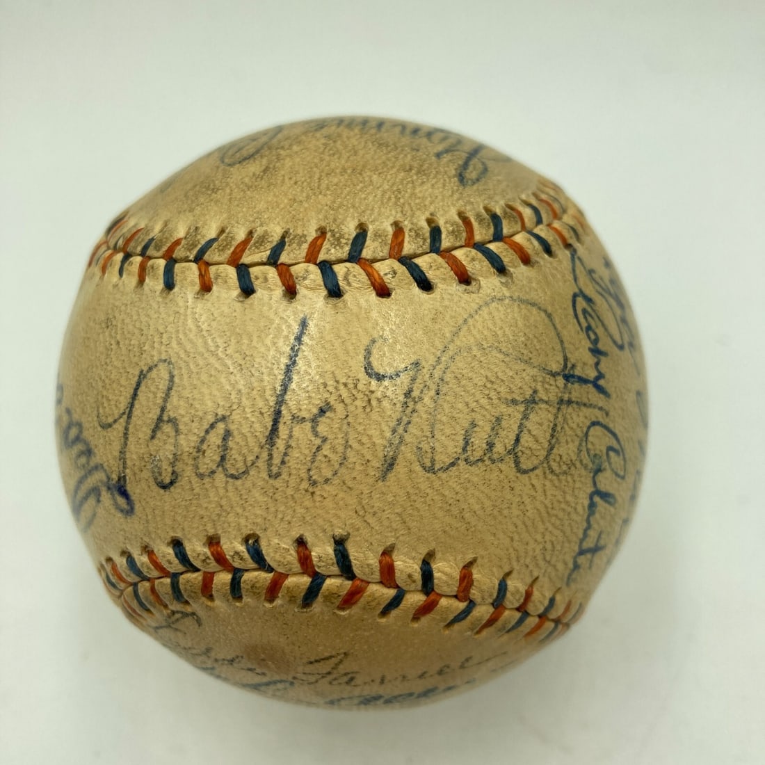 Babe Ruth Mickey Mantle Joe DiMaggio Roger Maris Signed Baseball JSA COA: Babe Ruth Mickey Mantle Joe DiMaggio Roger Maris Signed Baseball JSA COA This remarkable Spalding baseball features the legendary signatures of some of baseball's greatest players. Prominently display