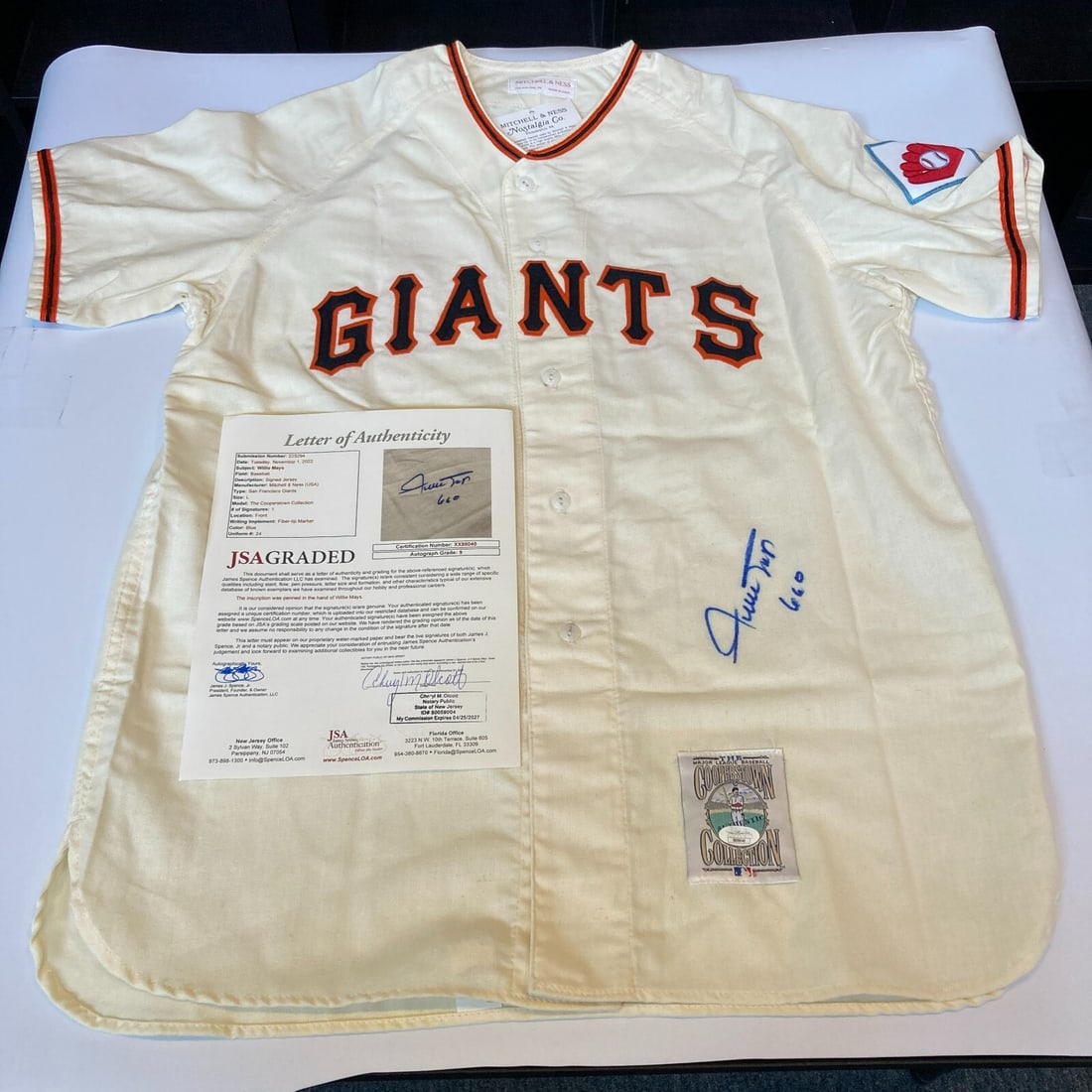 Willie Mays Signed New York Giants Jersey 660 Home Runs JSA Graded 9 Mint: Willie Mays Signed New York Giants Jersey 660 Home Runs JSA Graded 9 Mint Celebrate baseball history with this stunning Willie Mays jersey, commemorating his 660 home runs. This authentic New York Gia