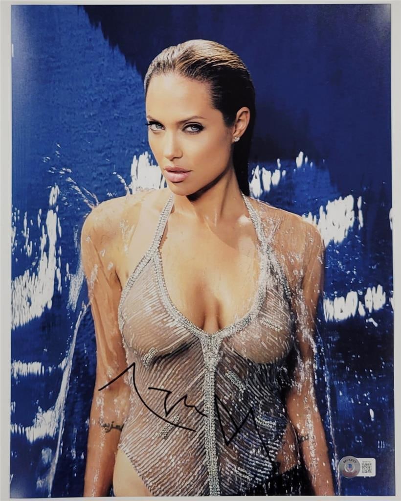 Angelina Jolie Signed 11x14 Photo Mr & Mrs Smith Beckett Authenticated: Angelina Jolie Signed 11x14 Photo Mr & Mrs Smith Beckett Authenticated This stunning 11x14 photograph of Angelina Jolie, featuring her iconic portrayal from the movie 'Mr. & Mrs. Smith,' is a must-hav