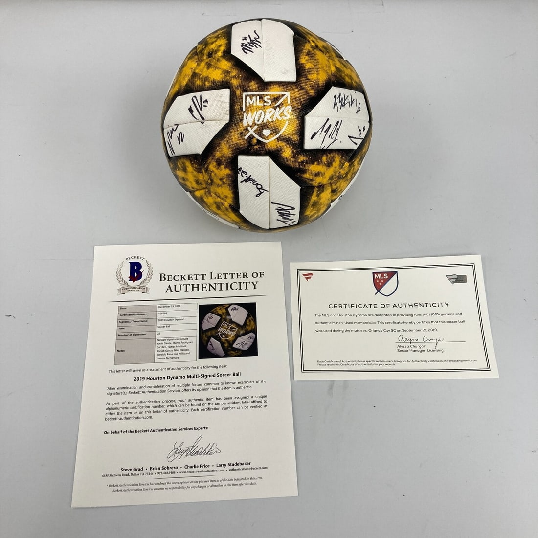 2019 Houston Dynamo Signed Soccer Ball Beckett Fanatics COA: 2019 Houston Dynamo Signed Soccer Ball Beckett Fanatics COA This is a 2019 Houston Dynamo team signed soccer ball, featuring authentic signatures from the players. The ball comes with dual authenticat