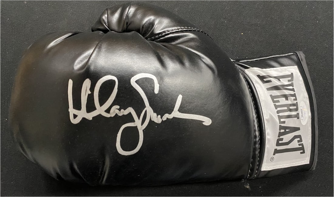 Hilary Swank Signed Boxing Glove Left Hand JSA Authenticated Million Dollar Baby: Hilary Swank Signed Boxing Glove Left Hand JSA Authenticated Million Dollar Baby This is an authentic autographed boxing glove signed by Academy Award-winning actress Hilary Swank, known for her role