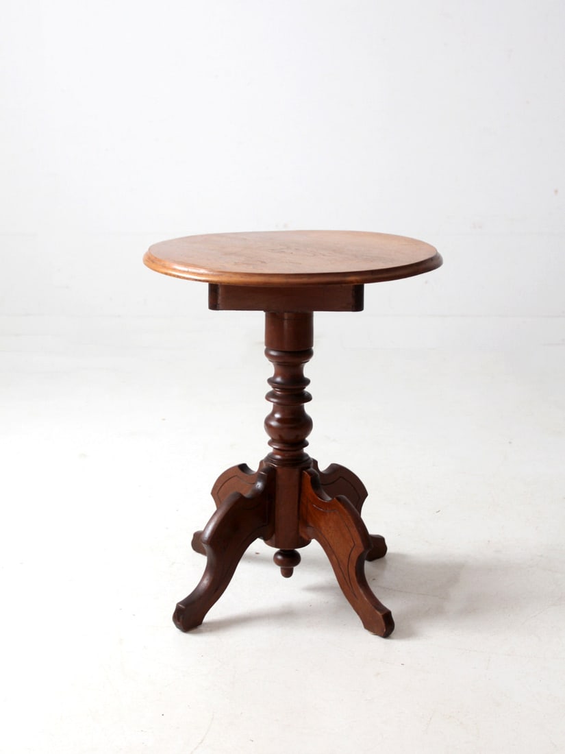 Victorian Antique Round Side Table with Carved Accents: Victorian Antique Round Side Table with Carved Accents This Antique Victorian Side Table showcases timeless craftsmanship and classic elegance, perfect for enhancing any interior. The table features a
