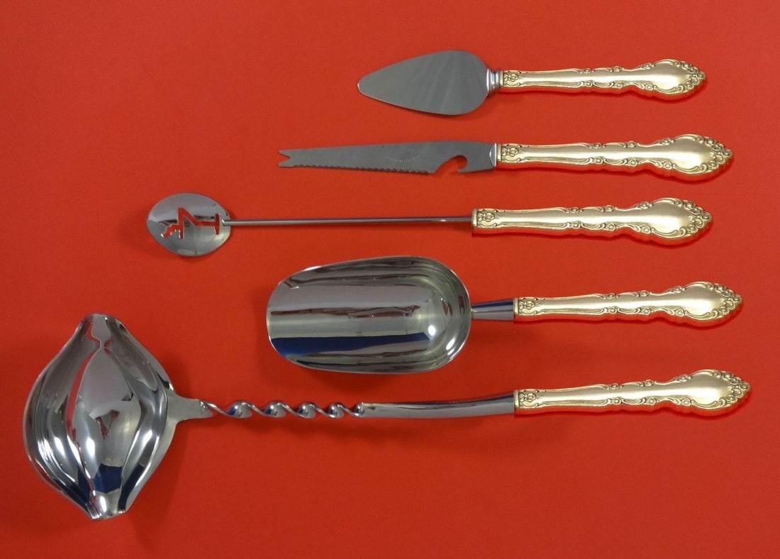 Oneida Grandeur 5pc Sterling Silver Cocktail Serving Set: Oneida Grandeur 5pc Sterling Silver Cocktail Serving Set Elevate your cocktail parties with this exquisite 5-piece custom bar serving set from Oneida, featuring the elegant Grandeur pattern. Crafted f