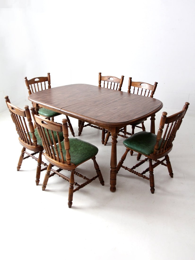 Mid-Century Virginia House Oak Dining Table with Windsor Chairs: Mid-Century Virginia House Oak Dining Table with Windsor Chairs This exquisite mid-20th century Virginia House dining set beautifully blends rustic charm with modern elegance. Featuring Windsor-style