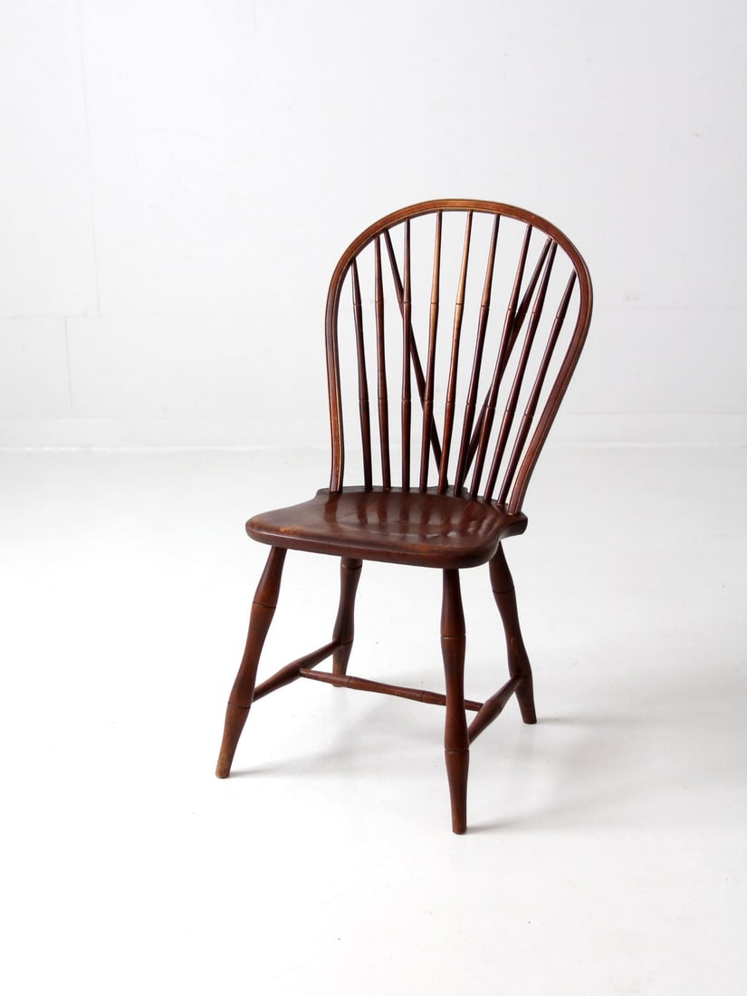 Vintage Nichols & Stone Windsor Chair Early 20th Century Classic Design: Vintage Nichols & Stone Windsor Chair Early 20th Century Classic Design This exquisite early 20th century Nichols & Stone Windsor chair showcases a classic design featuring a bow back and slender spin