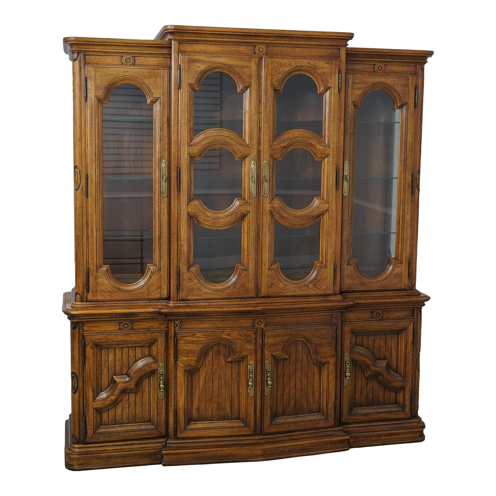 Thomasville Continental Style 4 Door Breakfront China Cabinet Lighted Walnut Finish: Thomasville Continental Style 4 Door Breakfront China Cabinet Lighted Walnut Finish This exquisite Thomasville Continental Style 4 Door Breakfront China Cabinet combines elegance and functionality, ma