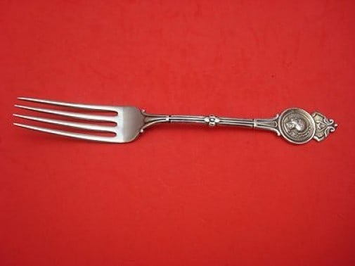 Koehler & Ritter Medallion Sterling Silver Dinner Fork 7.75": Koehler & Ritter Medallion Sterling Silver Dinner Fork 7.75" This exquisite dinner fork, crafted by Koehler & Ritter, features the elegant Medallion pattern, embodying classic design elements from the