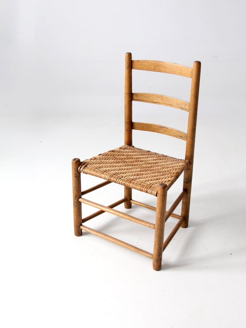 Antique Ladder Back Chair with Herringbone Weave Seat: Antique Ladder Back Chair with Herringbone Weave Seat Discover a charming antique splint weave seat chair, featuring a classic ladder back design and a low herringbone woven caned seat. This piece sho