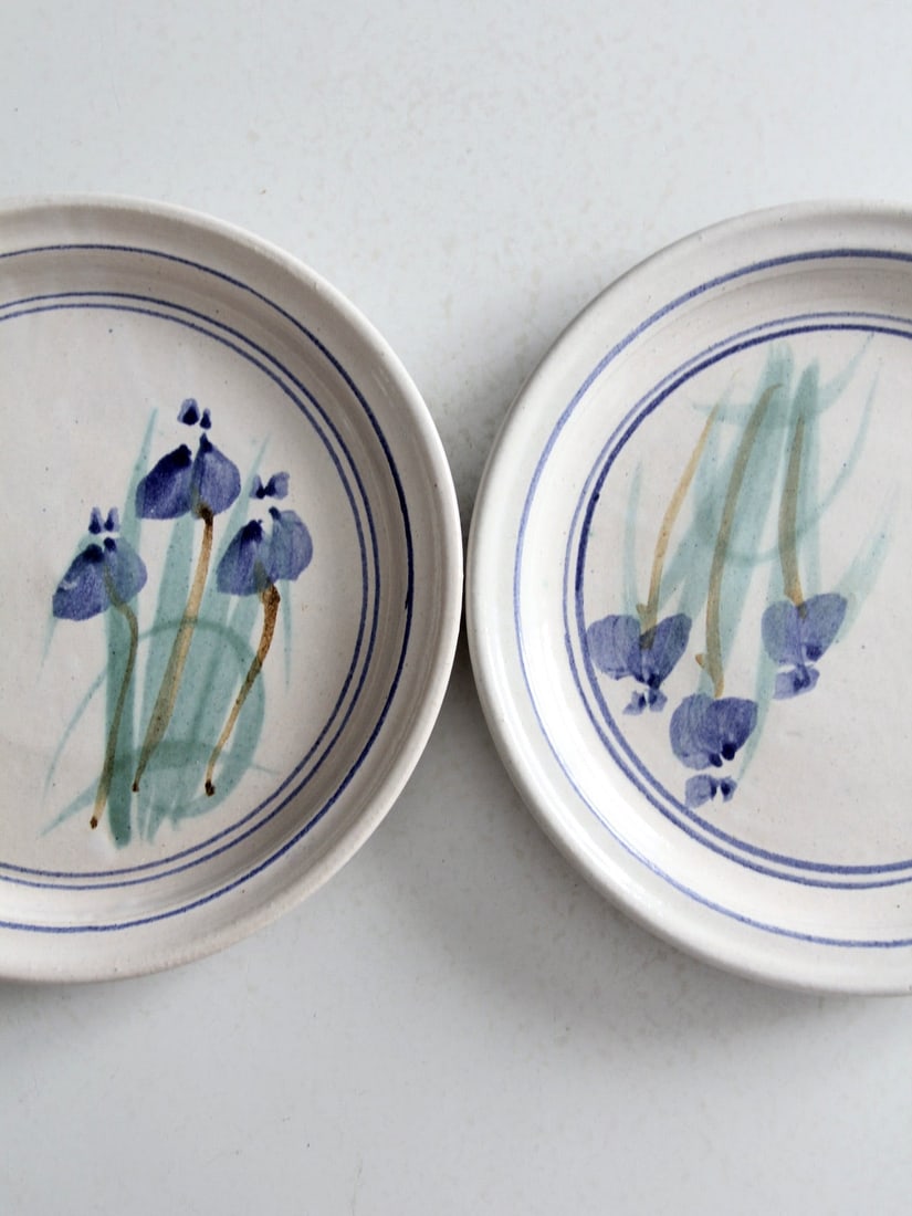 Signed Vintage Studio Pottery Plates Pair Floral Design: Signed Vintage Studio Pottery Plates Pair Floral Design This exquisite pair of vintage studio pottery plates showcases the artistry of handcrafted design. Each plate is signed by the artist and featur