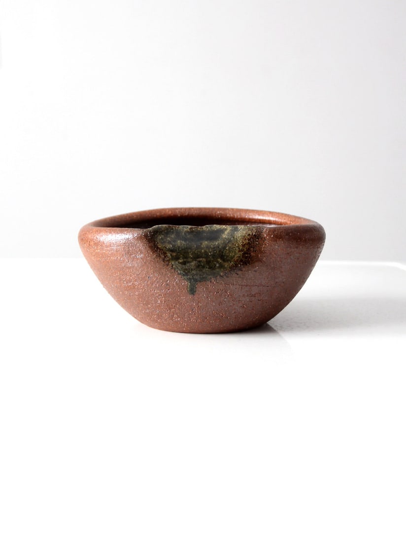 Vintage Studio Pottery Bowl Oblong Shape Glossy Olive Brown Glaze: Vintage Studio Pottery Bowl Oblong Shape Glossy Olive Brown Glaze This vintage studio pottery bowl showcases a unique oblong shape with an abstract curving front lip, beautifully accented by a