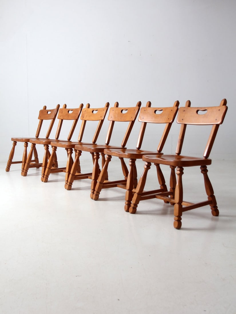 Willett Vintage Maple Dining Chairs Set of 6 Early American Design: Willett Vintage Maple Dining Chairs Set of 6 Early American Design This set of six vintage dining chairs by Willett Furniture showcases a classic Early American design, featuring turned legs, sculpted