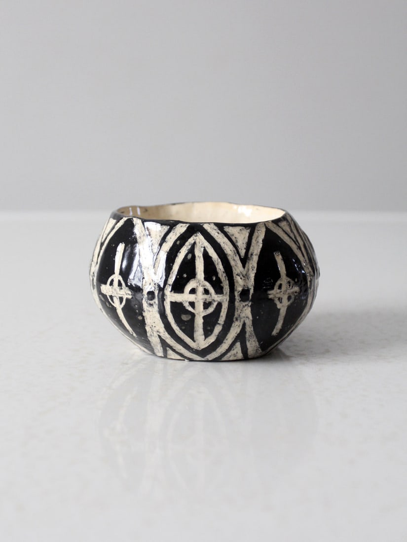 Handmade Pueblo Style Signed Vintage Pottery Bowl with Etched Black and White Design (1 of 9)