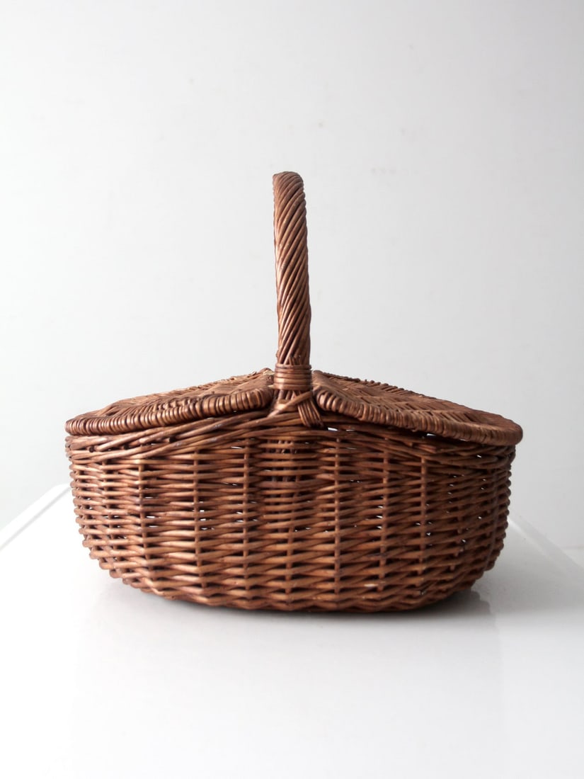 Rustic Vintage Wicker Split-Lid Picnic Basket 16.5x13x15: Rustic Vintage Wicker Split-Lid Picnic Basket 16.5x13x15 Enhance your home with this vintage wicker split-lid picnic basket, exuding rustic charm and timeless character. The basket features a split-hi