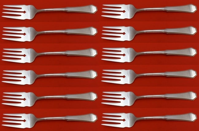 Reed and Barton American Federal Sterling Silver Salad Fork Set of 12: Reed and Barton American Federal Sterling Silver Salad Fork Set of 12 Enhance your dining experience with this exquisite set of 12 salad forks from Reed and Barton, featuring the classic American Fede