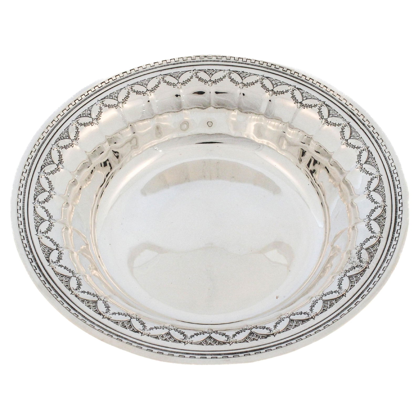 Towle Silversmiths Sterling Silver Normandy Pattern Bowl 10 inches: Towle Silversmiths Sterling Silver Normandy Pattern Bowl 10 inches This exquisite sterling silver bowl showcases the elegant "Normandy" pattern by Towle Silversmiths. Measuring 10 inches in diameter a