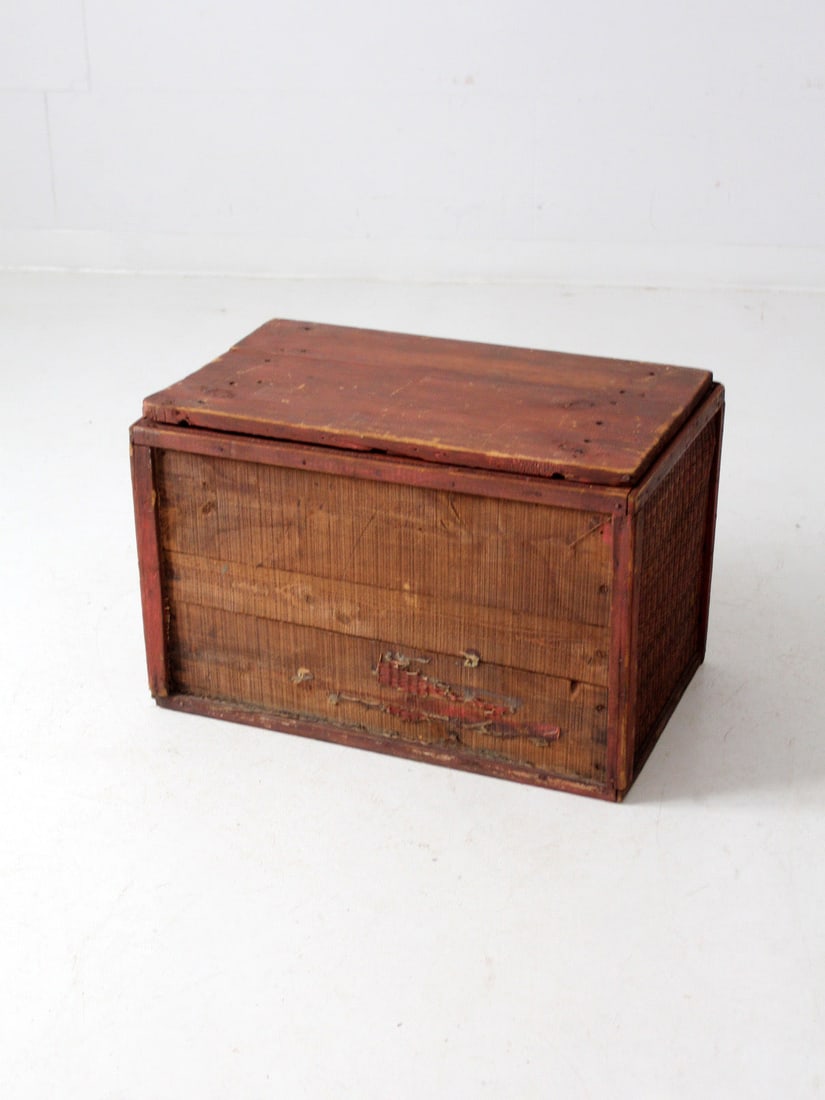 Charming Vintage Rustic Wooden Storage Box with Wicker Detail: Charming Vintage Rustic Wooden Storage Box with Wicker Detail This vintage rustic wooden storage box showcases a charming design with a wood slat front and back, complemented by brick red wicker detai