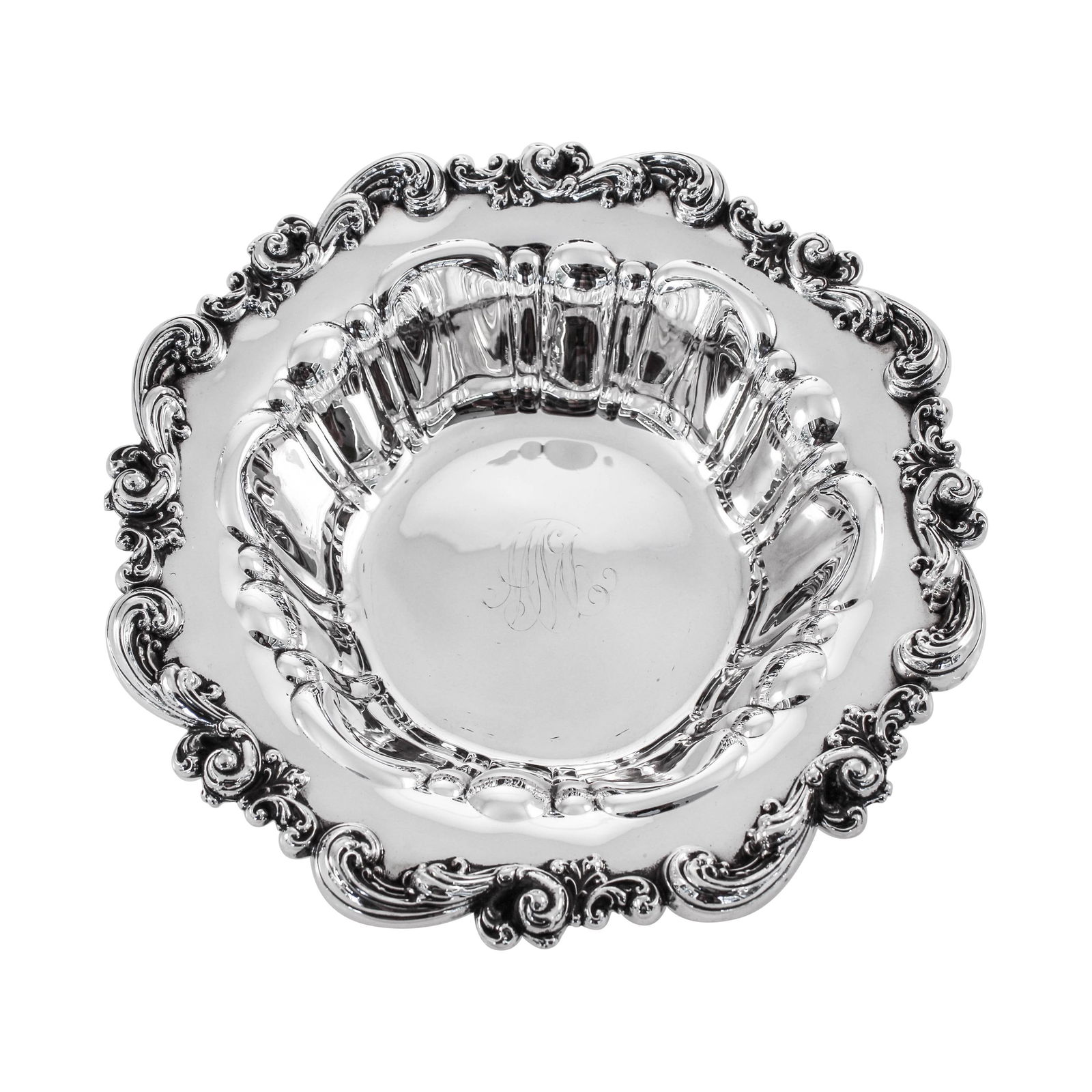 Meriden Britannia Sterling Silver Bowl 1937 Scalloped Rim 10in Antique: Meriden Britannia Sterling Silver Bowl 1937 Scalloped Rim 10in Antique This exquisite sterling silver bowl showcases old-world elegance and charm, making it a stunning addition to any table setting. C