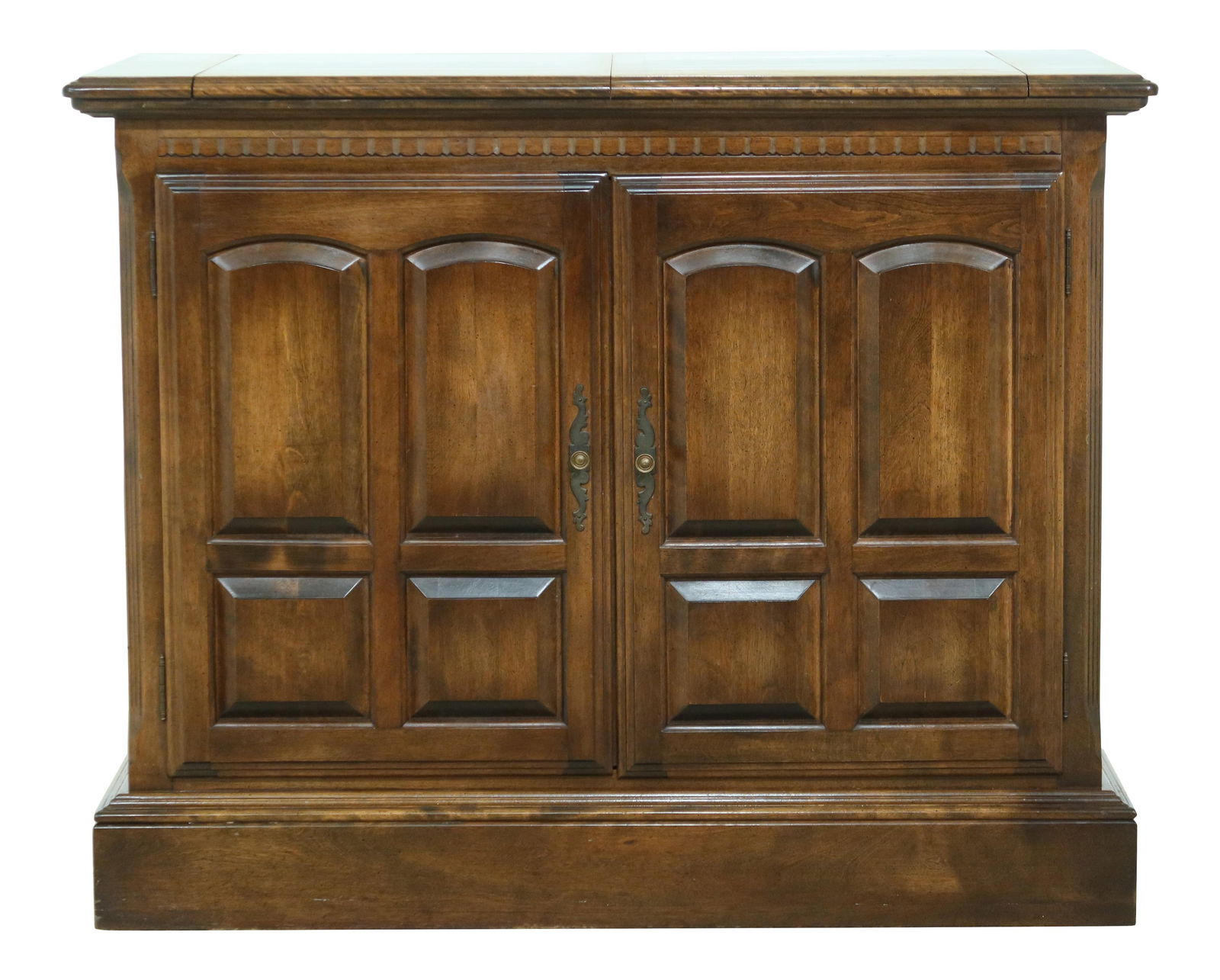 Ethan Allen Classic Manor Maple Flip Top Server 41.5w x 21d x 33.5h: Ethan Allen Classic Manor Maple Flip Top Server 41.5w x 21d x 33.5h This Ethan Allen Flip Top Server from the Classic Manor Collection showcases quality craftsmanship with its raised panel doors and