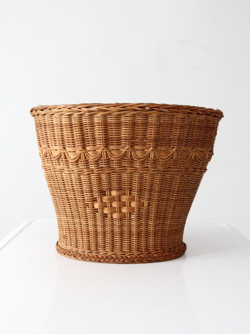 Rustic Vintage Woven Wicker Basket with Scalloped Trim: Rustic Vintage Woven Wicker Basket with Scalloped Trim This vintage woven wicker basket showcases a warm honey tone, featuring a gently flared shape and scalloped trim. The design is accentuated by a