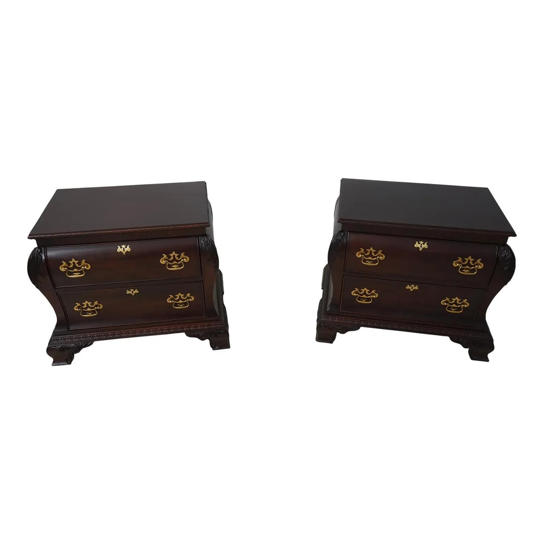 Elegant Pair of Chippendale Bombe Mahogany Nightstands: Elegant Pair of Chippendale Bombe Mahogany Nightstands This exquisite pair of Chippendale Bombe nightstand chests features a rich reddish mahogany finish that adds a classic touch to any bedroom. Craf