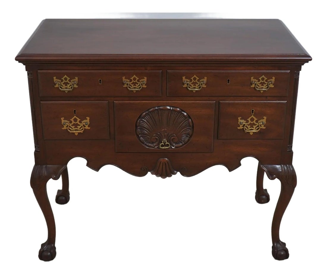 Kittinger Biggs Mahogany Chippendale Style Lowboy Model 1781-WA: Kittinger Biggs Mahogany Chippendale Style Lowboy Model 1781-WA This exquisite Kittinger Biggs Mahogany Lowboy showcases a classic Chippendale style, approximately 40 years old. Crafted with meticulou