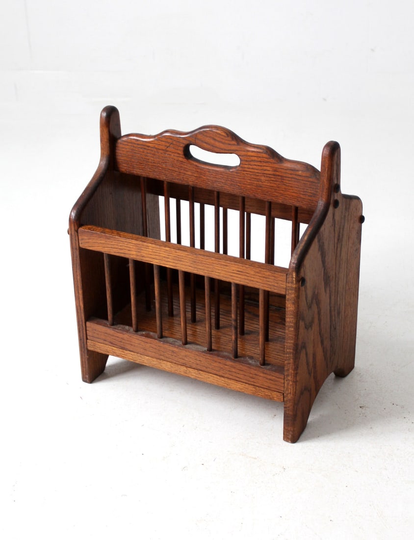 Rustic American Oak Vintage Magazine Rack with Spindle Design: Rustic American Oak Vintage Magazine Rack with Spindle Design Enhance your living space with this Vintage Wooden Magazine Rack, expertly crafted from American oak. The classic spindle design offers a