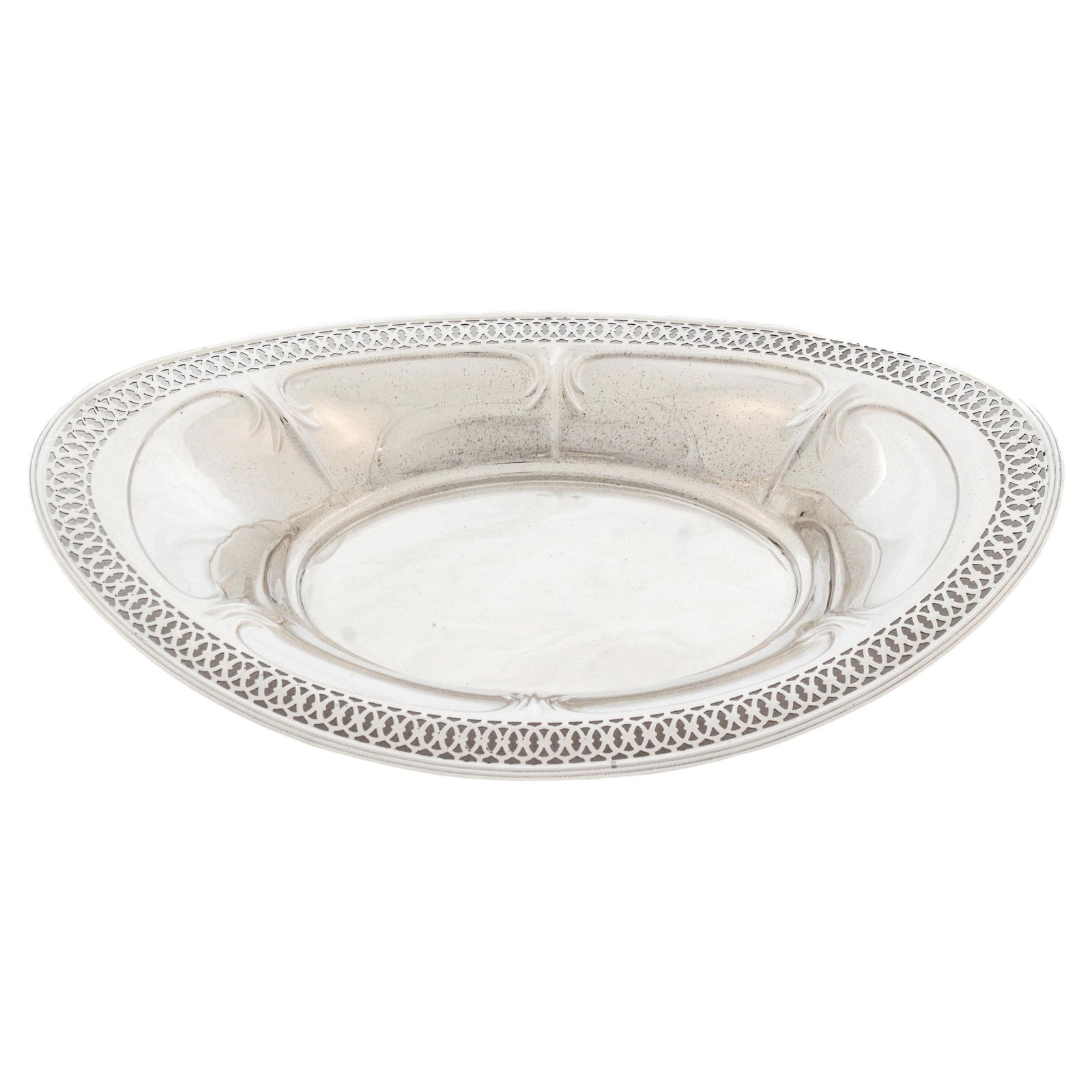 Meriden Britannia Sterling Silver Oval Breadbasket 1940: Meriden Britannia Sterling Silver Oval Breadbasket 1940 This exquisite sterling silver breadbasket, crafted by Meriden Britannia, boasts a timeless oval design that perfectly marries elegance with fun
