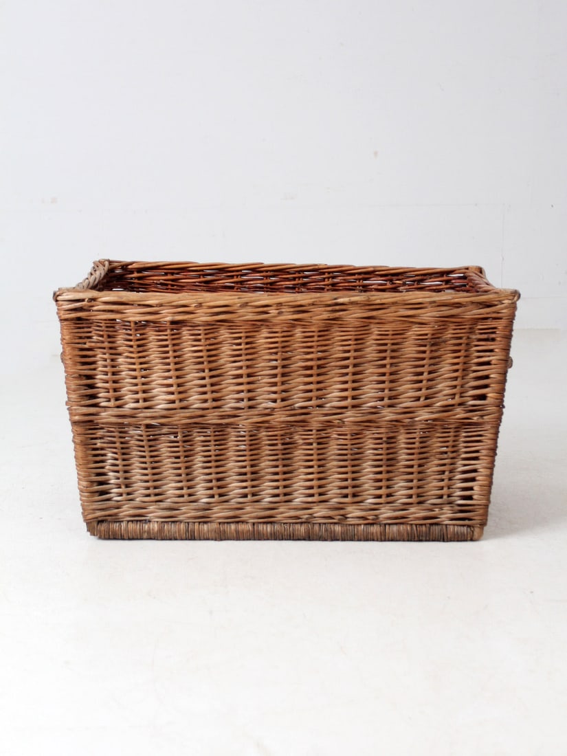 Charming Vintage Rectangular Wicker Basket with Braided Handles: Charming Vintage Rectangular Wicker Basket with Braided Handles Enhance your living space with this vintage rectangular wicker basket that exudes natural charm and timeless style. The sturdy frame, co