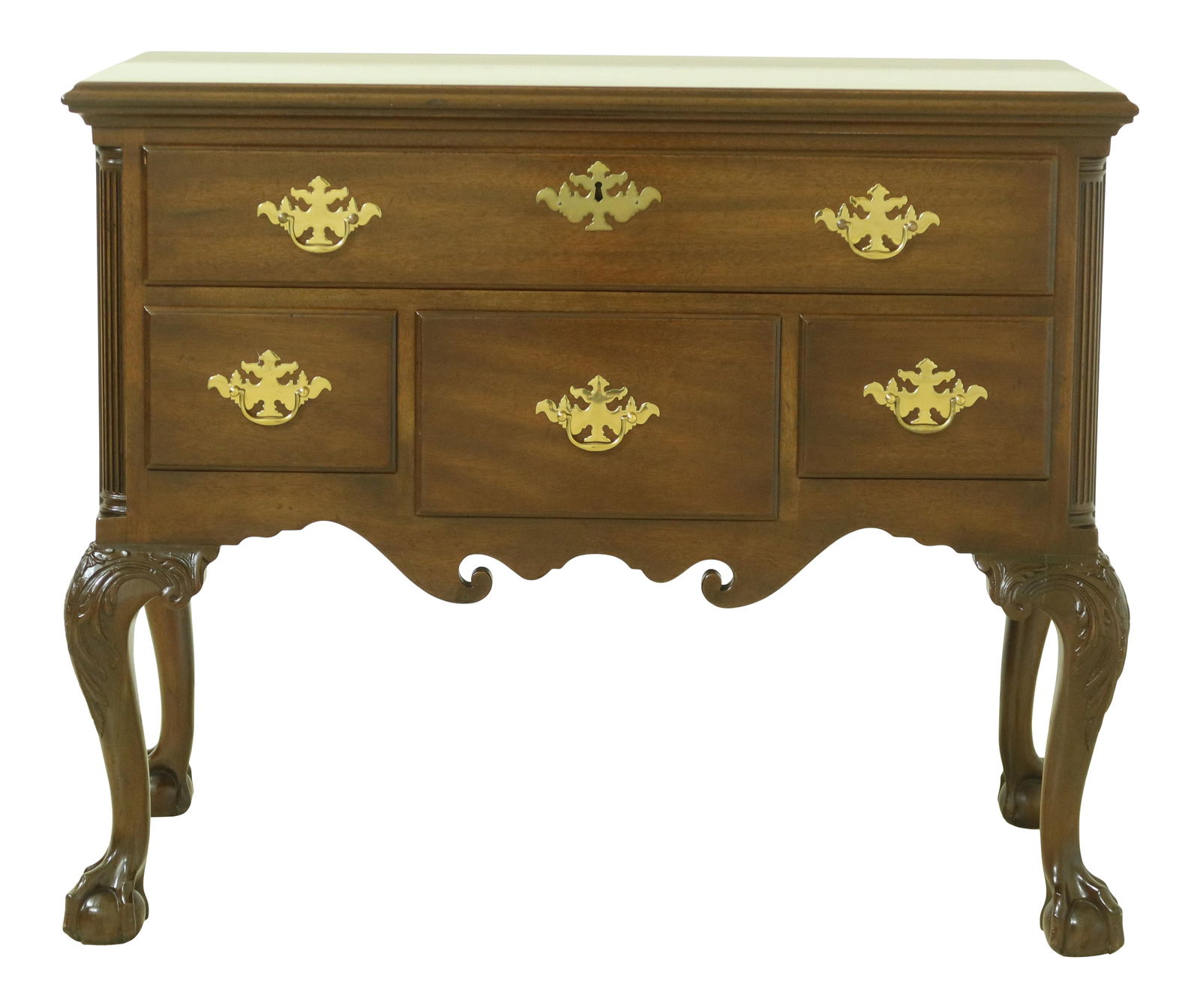 Kittinger CW-19 Colonial Williamsburg Mahogany Lowboy Chippendale Style: Kittinger CW-19 Colonial Williamsburg Mahogany Lowboy Chippendale Style This exquisite Kittinger CW-19 Colonial Williamsburg Lowboy is a stunning piece of furniture that combines traditional craftsman