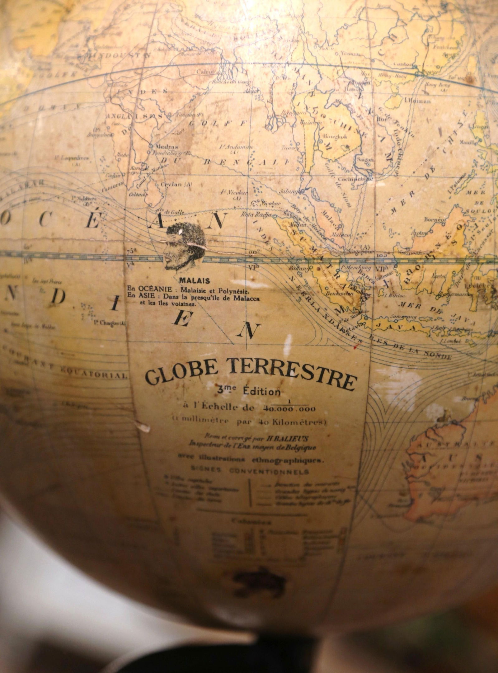 Antique Early 20th Century Belgium Globe by H. Balieus on Iron Stand - 4