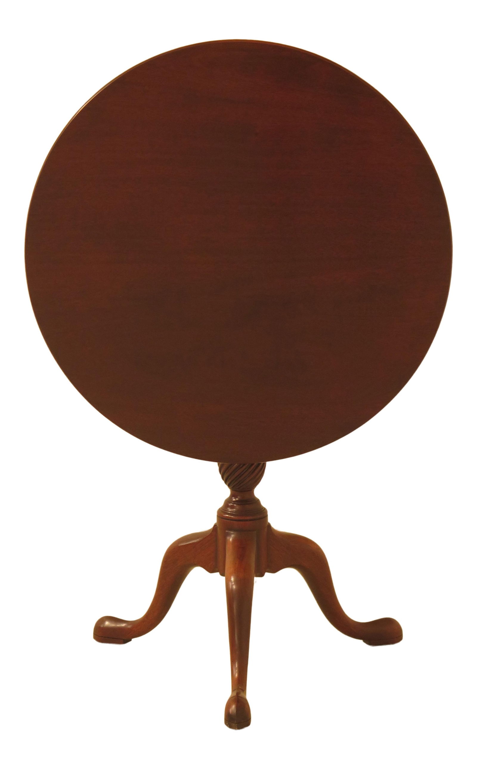 1970s Queen Anne Mahogany Tilt Top Table by Kittinger: 1970s Queen Anne Mahogany Tilt Top Table by Kittinger This exquisite round tilt top table from Kittinger is part of the Historic Newport Collection, showcasing exceptional craftsmanship typical of the
