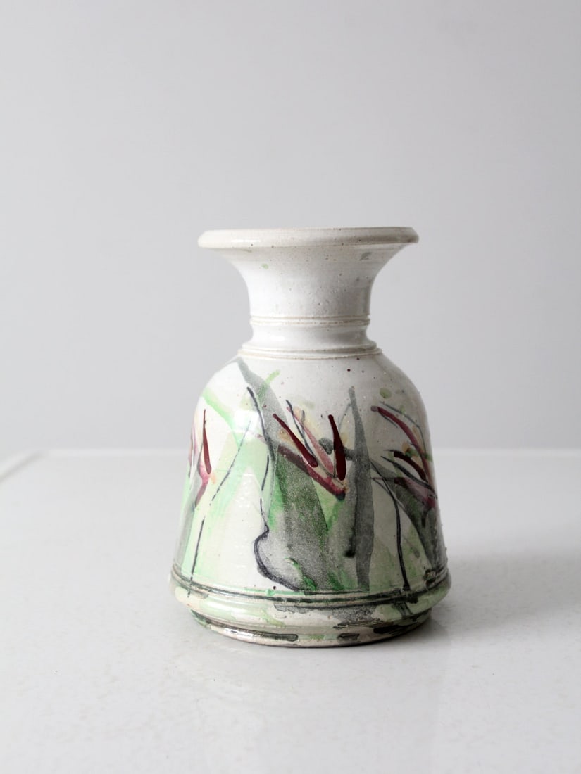 Artist Signed Vintage Studio Pottery Vase with Wild Flower Design: Artist Signed Vintage Studio Pottery Vase with Wild Flower Design This vintage studio pottery vase showcases a beautiful hand-painted wild flower design, meticulously crafted by the artist. With a hei