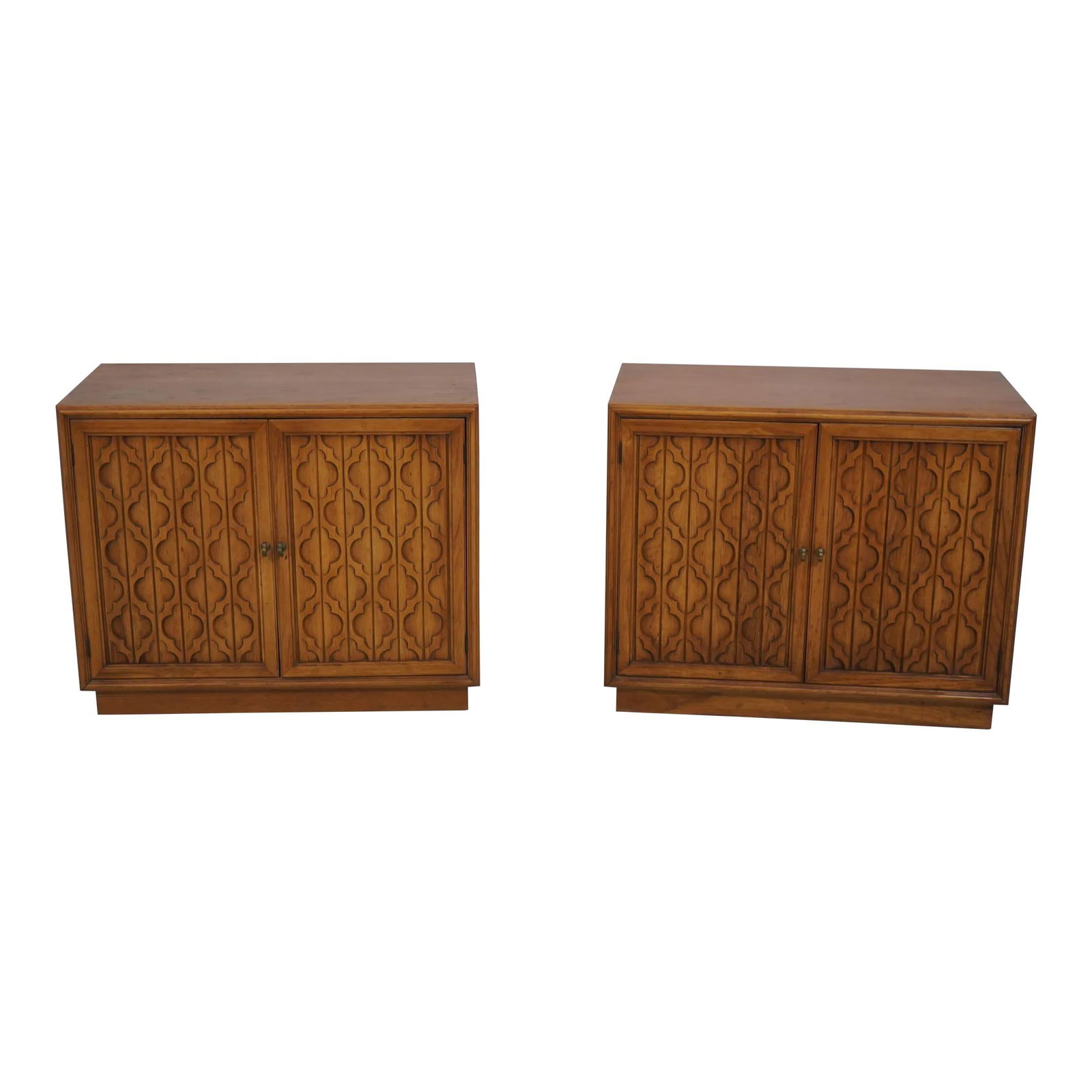 Drexel Heritage Pecan Walnut Modern Nightstands Pair: Drexel Heritage Pecan Walnut Modern Nightstands Pair This pair of modern design nightstands from Drexel Heritage features a quality construction with a beautiful pecan walnut finish on oak. They are v
