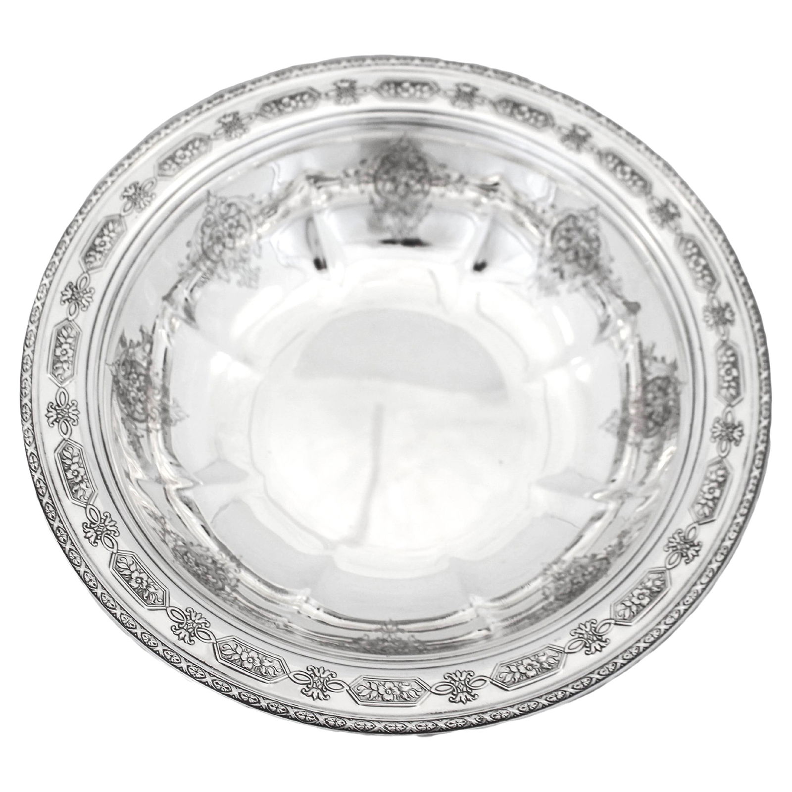 Towle Silversmiths Sterling Silver Louis XIV Bowl 10 in: Towle Silversmiths Sterling Silver Louis XIV Bowl 10 in This exquisite sterling silver bowl, crafted by Towle Silversmiths, showcases the elegant "Louis XIV" pattern, embodying old-world charm. The bo
