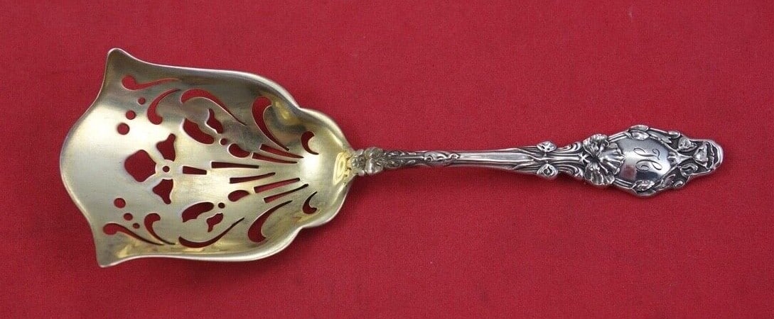 Gorham Virginiana Sterling Silver Goldwashed Almond Scoop 5 Inch: Gorham Virginiana Sterling Silver Goldwashed Almond Scoop 5 Inch This exquisite Virginiana almond scoop by Gorham is crafted from sterling silver and features a beautiful gold wash. Measuring 5 inches