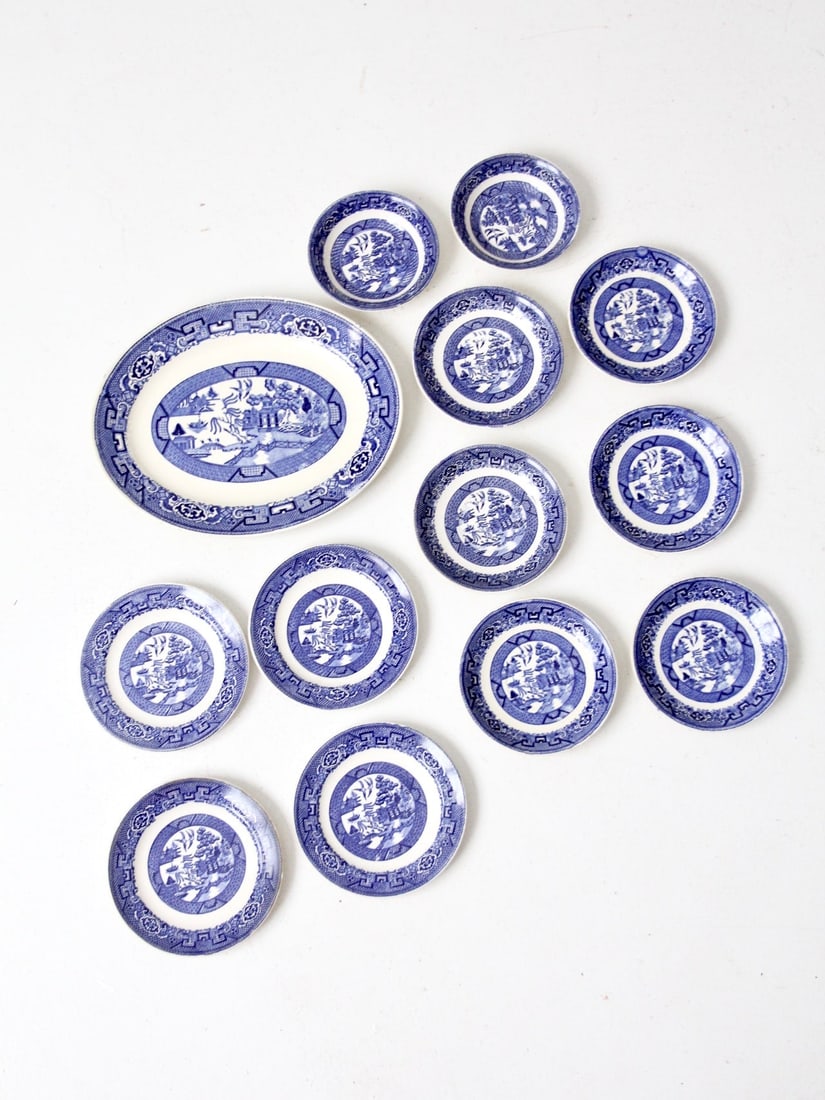 Set of 13 Blue Willow Pattern Homer Laughlin Dishes 1940s: Set of 13 Blue Willow Pattern Homer Laughlin Dishes 1940s This 13-piece set of Homer Laughlin Blue Willow ware, produced in the United States between 1941 and 1946, features the iconic Willow pattern