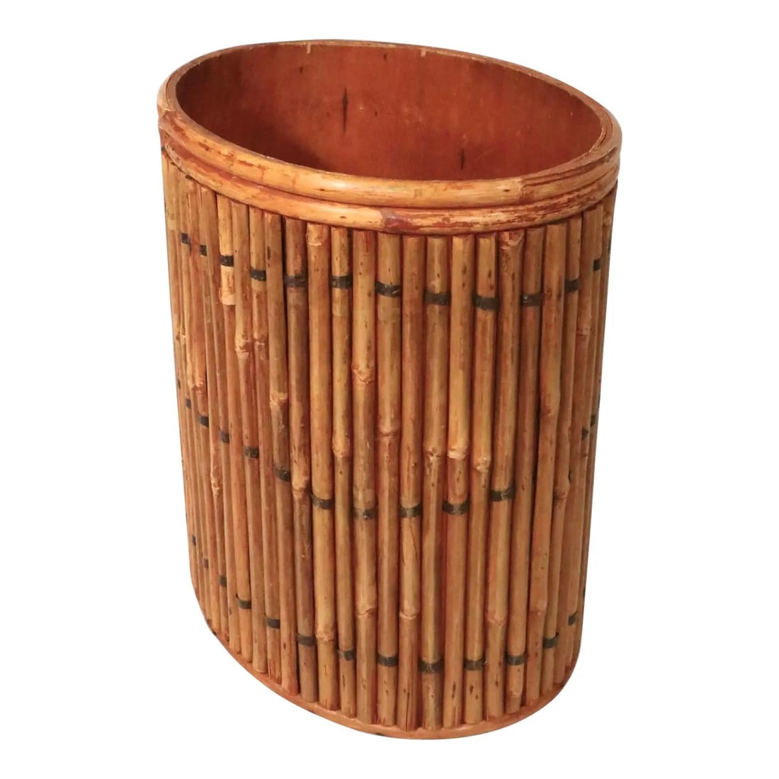 Vintage USA Wicker Trash Can Circa 1920s Brown Reed Design: Vintage USA Wicker Trash Can Circa 1920s Brown Reed Design This vintage split reed stick wicker trash can is a charming addition to any home decor. Crafted in the USA during the 1920s or 1930s, this p