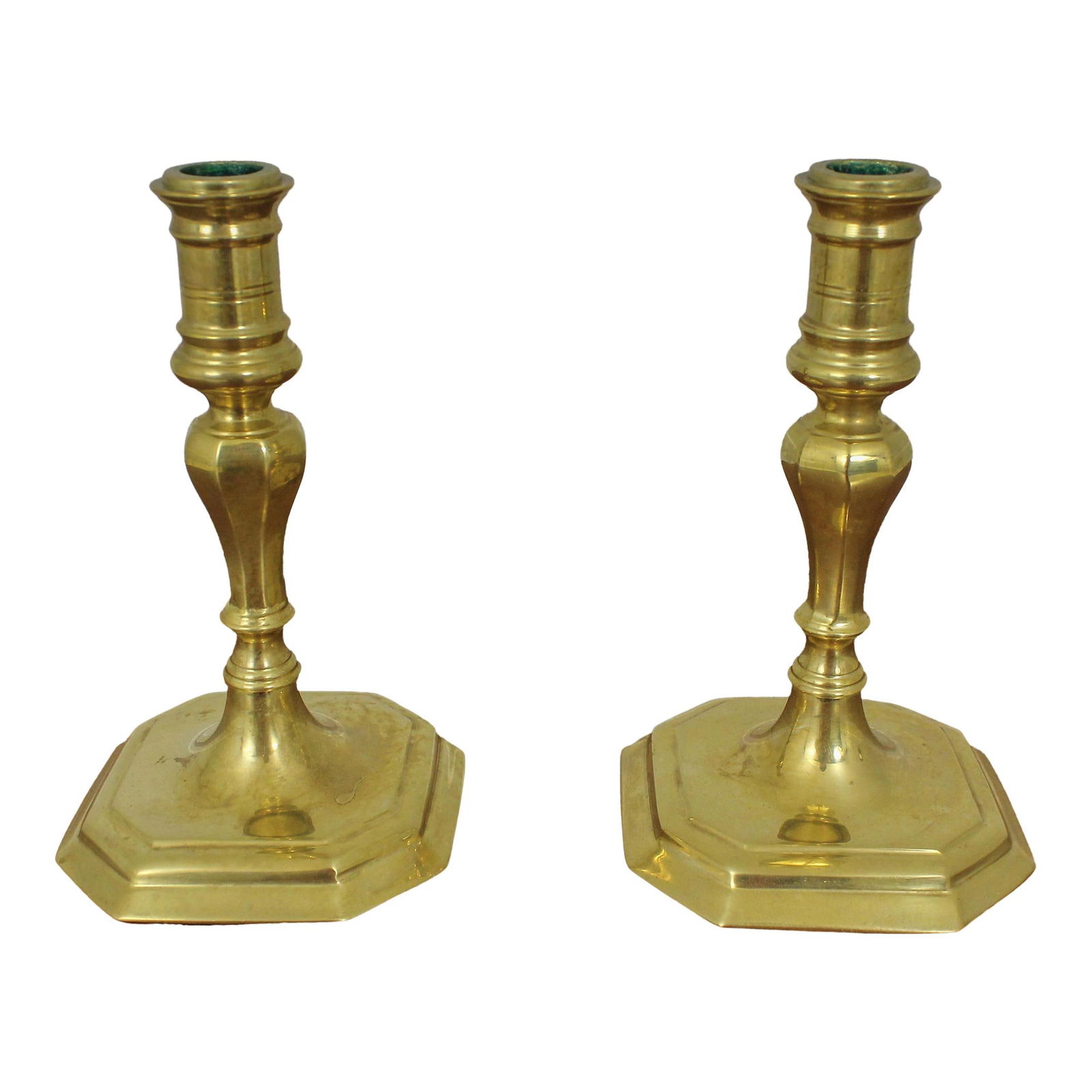 Exquisite Pair Colonial Williamsburg Brass Candlesticks by Virginia Metalcrafters: Exquisite Pair Colonial Williamsburg Brass Candlesticks by Virginia Metalcrafters This exquisite pair of Colonial Williamsburg brass candlesticks is approximately 30 years old, showcasing high-quality