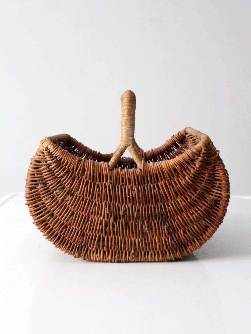 Charming Vintage Wicker Gathering Basket for Farmhouse Decor: Charming Vintage Wicker Gathering Basket for Farmhouse Decor This vintage wicker gathering basket showcases a rounded profile and a warm natural tone, making it a charming addition to any interior dec