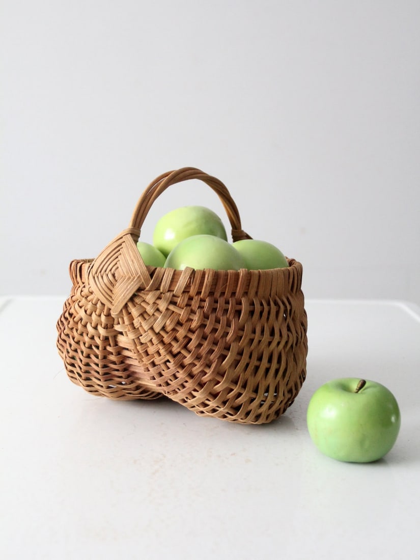 Charming Vintage Hand-Crafted Gathering Basket with Melon Design: Charming Vintage Hand-Crafted Gathering Basket with Melon Design Discover this charming vintage gathering basket, hand-crafted with a light-toned weave reminiscent of a melon shape. Perfect for collec