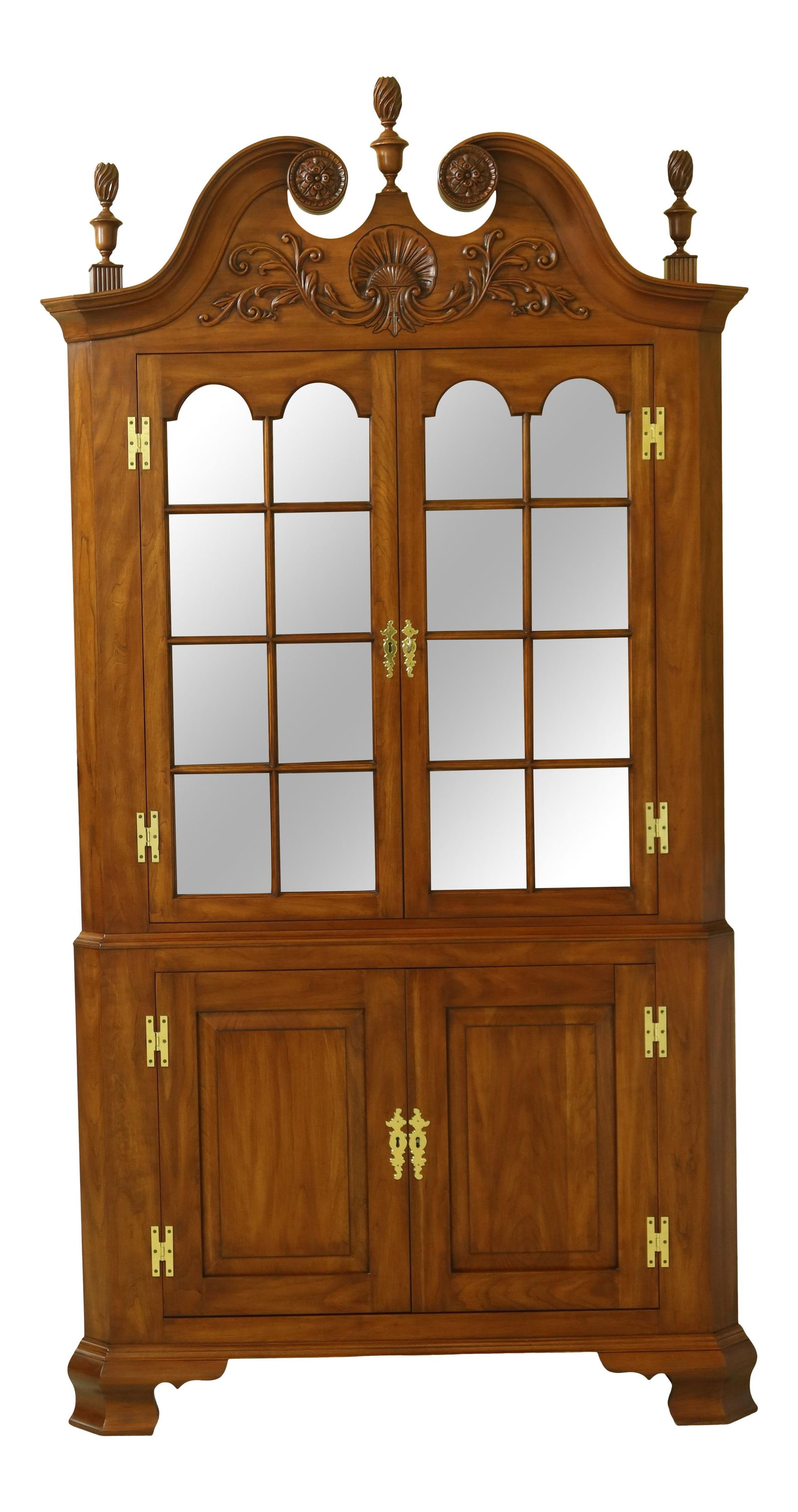 Henkel Harris Cherry Welford Corner China Cabinet Chippendale Style 1993: Henkel Harris Cherry Welford Corner China Cabinet Chippendale Style 1993 This exquisite Henkel Harris Cherry Welford Corner China Cabinet, crafted circa 1993, showcases fine carved details and high-qu