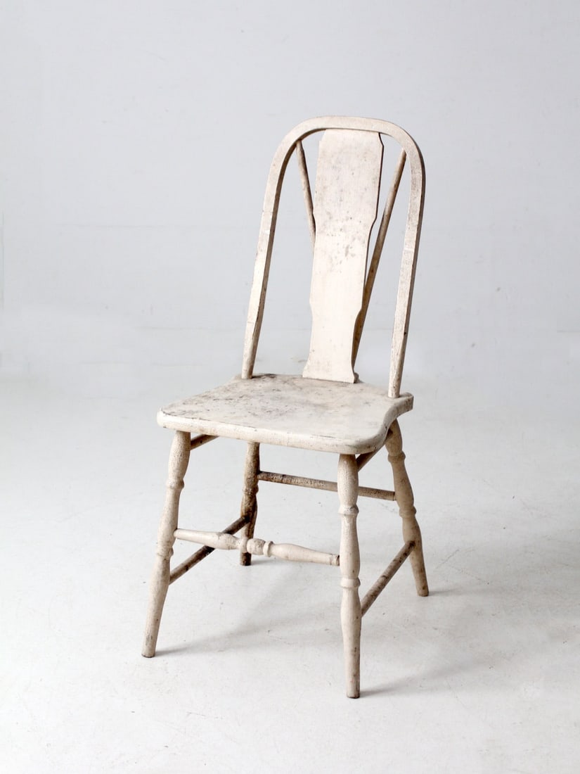 Antique Painted Windsor Side Chair with Curved Bow and Turned Legs: Antique Painted Windsor Side Chair with Curved Bow and Turned Legs This antique brace-back Windsor side chair showcases a beautifully shaped splat, a gracefully curved bow, and elegantly turned legs,