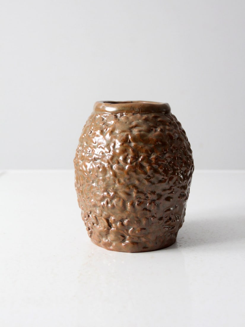 1975 Signed Vintage Studio Pottery Vase with Earthy Glaze: 1975 Signed Vintage Studio Pottery Vase with Earthy Glaze This vintage studio pottery vase is a stunning artistic creation, handcrafted with meticulous attention to detail. It showcases a rich,