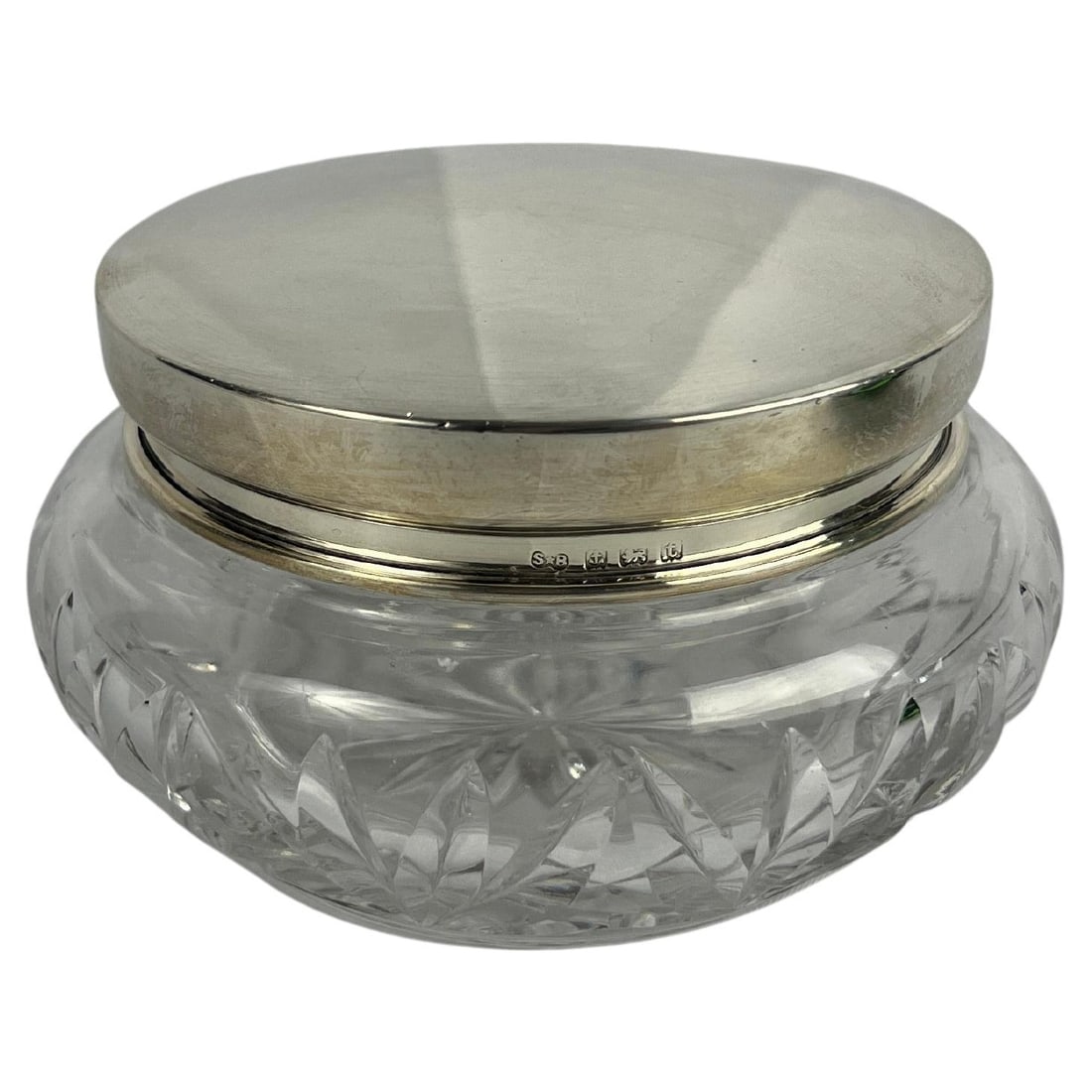 Synyer & Beddoes 1918 Sterling Silver Cut Glass Vanity Jar: Synyer & Beddoes 1918 Sterling Silver Cut Glass Vanity Jar This exquisite vanity jar, crafted by the renowned Birmingham silversmiths Synyer & Beddoes, is a stunning example of early 20th-century